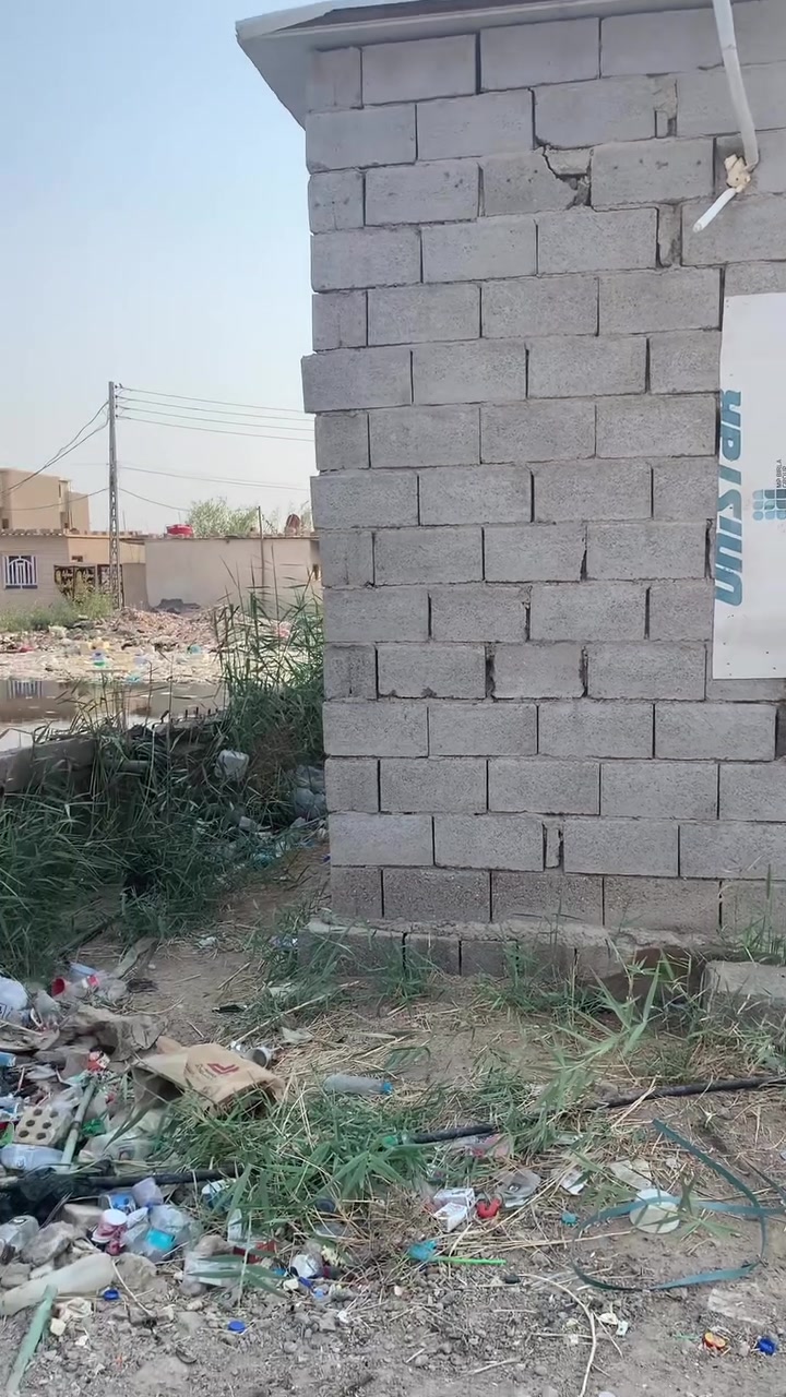 سلام عليكم بيت تجاوز يتكون غرفه وصاله ومطبخ وصحيات داخل فقط وكراج يعني ساحه البيت كله سقف سندويج مكان البيت خلف محطه وقود الجبيله  سعره10 ملايين بي مجال قليل جدا ***********هاذه رقمي الاتصال
