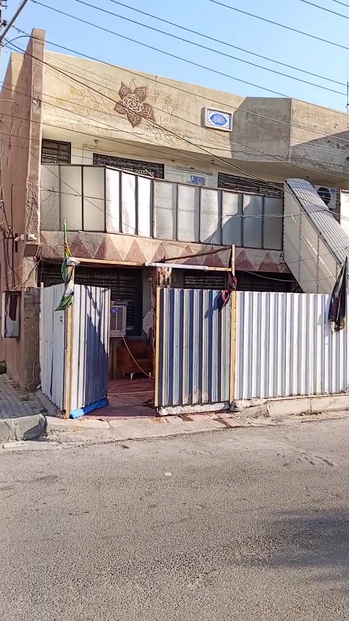 دار للبيع - فرصة مميزة جداً في الحسينية 

📍 الموقع: الحسينة الـ 5000 - خلف بدالة الاتصالات - مقابل مركز شرطة العدالة - موقع مميز جداً

📐 المساحة: 100 متر ركن - مربع 10 × 10

🏠 التفاصيل:
الطابق الأول: استقبال + مطبخ + غرفة نوم + صحيات
الطابق الثاني: غرفتين نوم بنظام سويت + معزول عزل كامل

✨ المميزات: البيت نظيف جداً وجاهز للسكن كما موضح بالفيديو، بناء مرتب، موقع ركن ومربع.

💰 السعر: 115 مليون - قابل للتفاوض البسيط

📞 للاستفسار والتواصل:
أبو كرار الحميداوي - ***********
