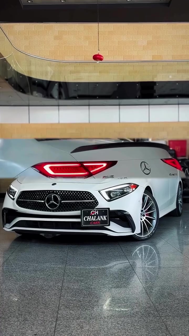 ⁨	Mercedes-Benz CLS450 4MATIC

السنة: 2022
الممشى: 63,000 كم
الحالة: USA
الحالة الخارجية: بابان مصبوغان
الموقع: دهوك

المحرك ونظام الدفع:

* محرك 6 سلندر خطي 3.0 لتر Turbo
* نظام Mild Hybrid EQ Boost
* القوة: 362 حصان
* العزم: 500 نيوتن متر
* ناقل حركة أوتوماتيك 9 سرعات 9G-TRONIC
* نظام دفع 4MATIC
* تسارع 0–100 كم/س: حوالي 4.8 ثوانٍ

المواصفات:

* شاشة MBUX
* عدادات رقمية
* Apple CarPlay + Android Auto
* كاميرا خلفية
* حساسات أمامية وخلفية
* مقاعد جلد
* مقاعد أمامية كهربائية مع ذاكرة
* تدفئة المقاعد
* فتحة سقف
* Ambient Lighting
* دخول وتشغيل ذكي
* مصابيح LED
* جنوط ألمنيوم
* أنظمة أمان ومساعدة السائق

📞 ***********
شركة جلنك وليد صبري – دهوك

#Chalank_cars_duhok⁩
