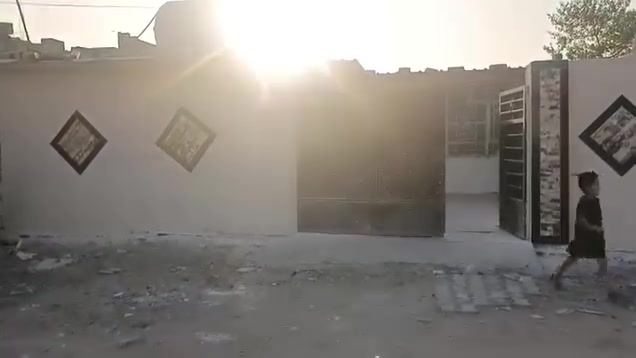 السلام عليكم تم تنزيل السعر  بيت مساحته ١٨٠ متر حي الزهراء على شارع خدمي مقابيل الضباط الثانيه السعر الحالي ٣٨ والشراي يدلل هاتف *********** أو واتساب ***********
