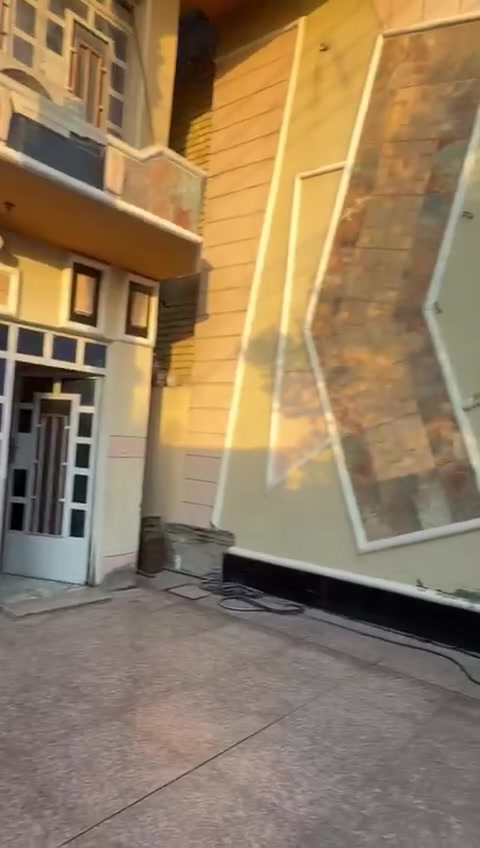 بيت مساحه ٢٠٠ متر
الموقع:البلديات un على الشارع العام مع تشجير مقابل البيت
تصميم البيت: 
الطابق الارضي: طرمه و استقبال ومطبخ وصاله وغرفه وصحيات 
الطابق الثاني: ثلاث غرف مع صاله كبيره وصحيات
للتواصل على الرقم التالي: ***********
