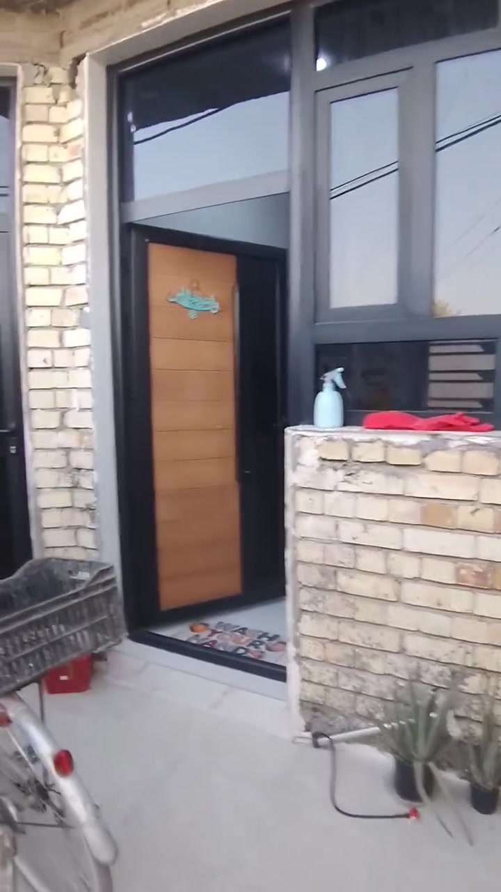 السلام عليكم بيت للبيع حي القادة مساحة ١٠٠ متر واجهه ٧ نزال ١٤  ركن طابقين اربع غرف نوم حمامات عدد ٢ واستقبال ومطبخ او ساحه السعر ١٣٠ او بي مجال ***********
