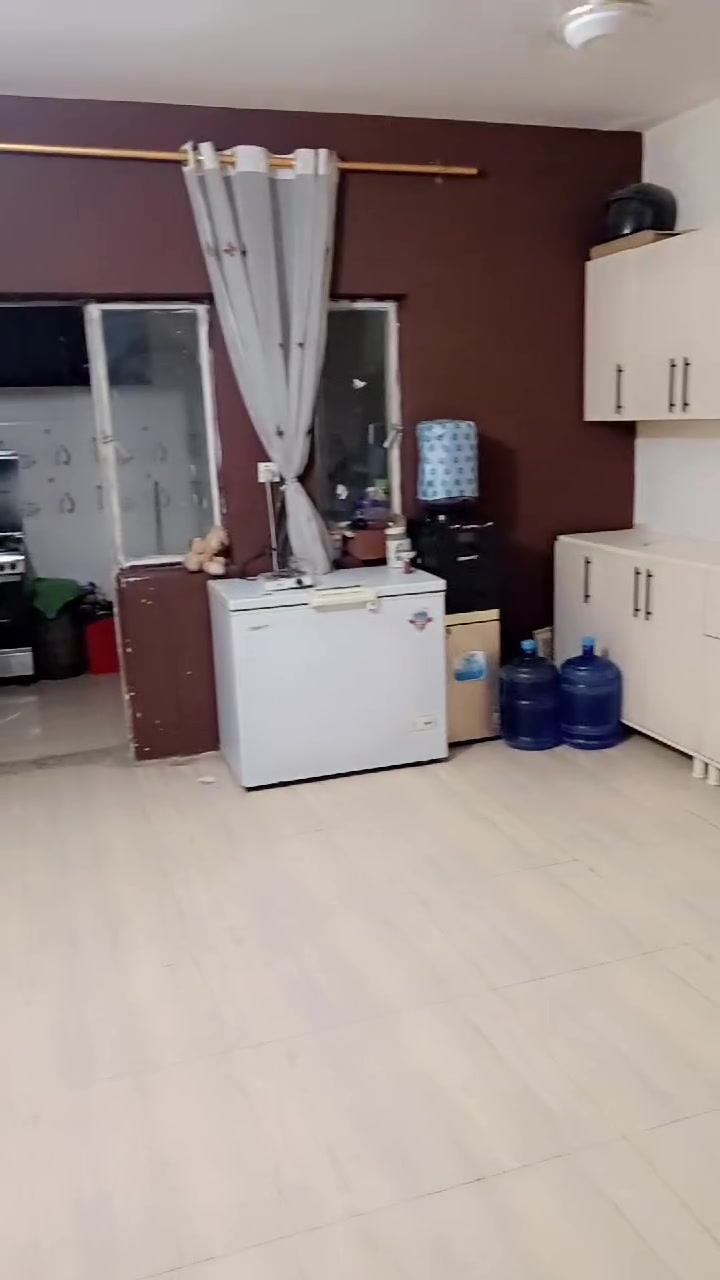 سلام عليكم شقه للبيع نص جبير غرفتين وصاله ومطبخ وحمام وصحيات مكان الزعفرانيه شارع معهد قرب عمار قوزي هذا رقمي ***********
