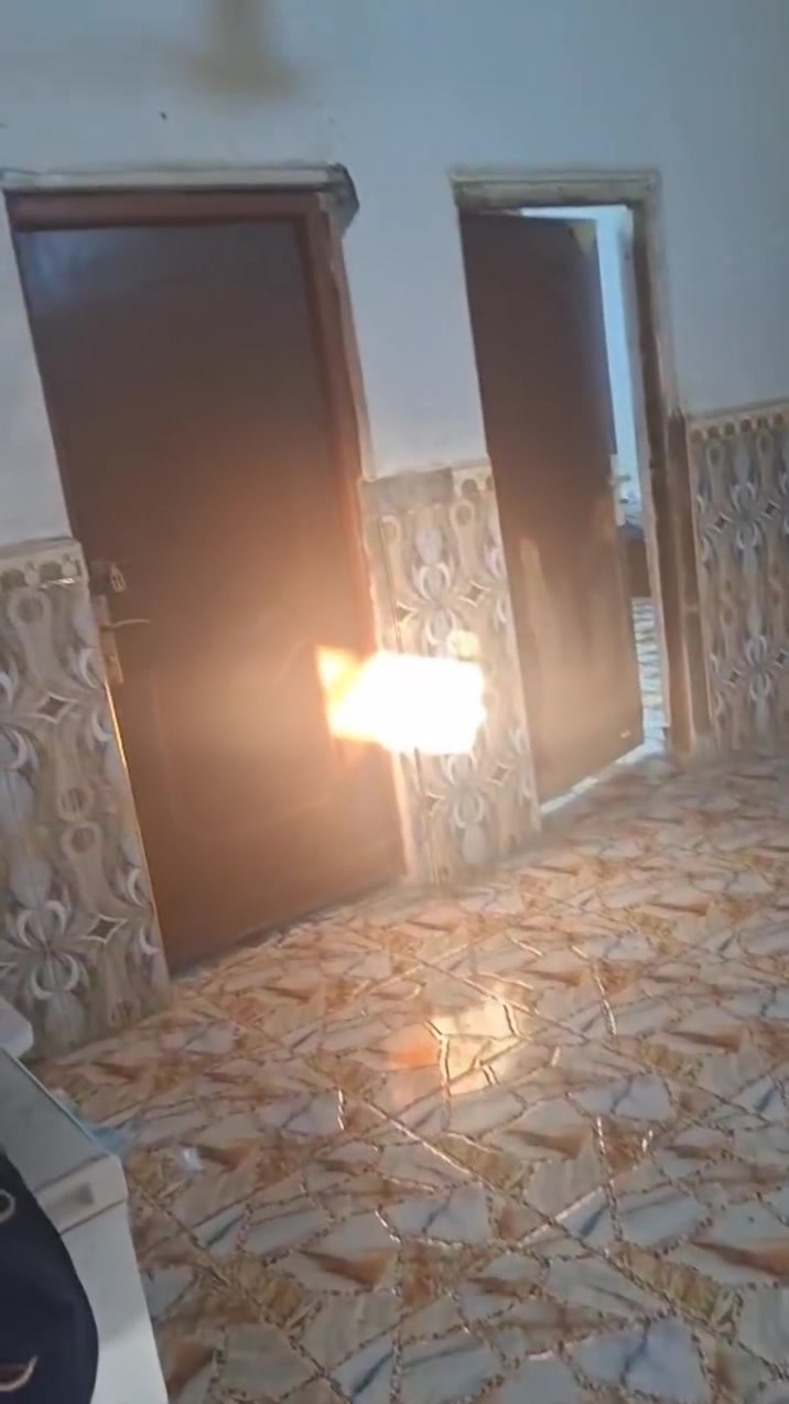 🏠 بيت للبيع – فرصة مناسبة للسكن

📐 المساحة: تقريباً 300 متر

🔹 الديوانية: 6 × 3.5 متر
🔹 سقف سندويج بانل
🔹 أرضية سيراميك
🔹 مخزن وحمام خاص بالديوانية ومعزولين

🏡 مواصفات البيت:
• 4 غرف
• صالة
• مطبخ
• حمامات
• سقف البيت بالكامل سندويج بانل
• أرضيات سيراميك
• البيت تجاوز

📍 الموقع: قرب مجمع الوارث

💰 السعر: للاستفسار والتفاصيل راسلنا واتساب.

***********إذا تريدها بصيغة أقوى للإعلان وبكلمات تجذب المشتري أرتبها لك أيضاً.
