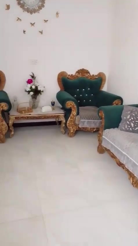 السلام عليكم عندي تخم ملكي نضيف 8مقعد تركي هوة وطبلات للبيع السعر 300للاتصال***********@
