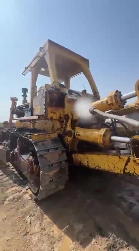 بلدوزر • موديل ٨٢ • جاهز للعمل