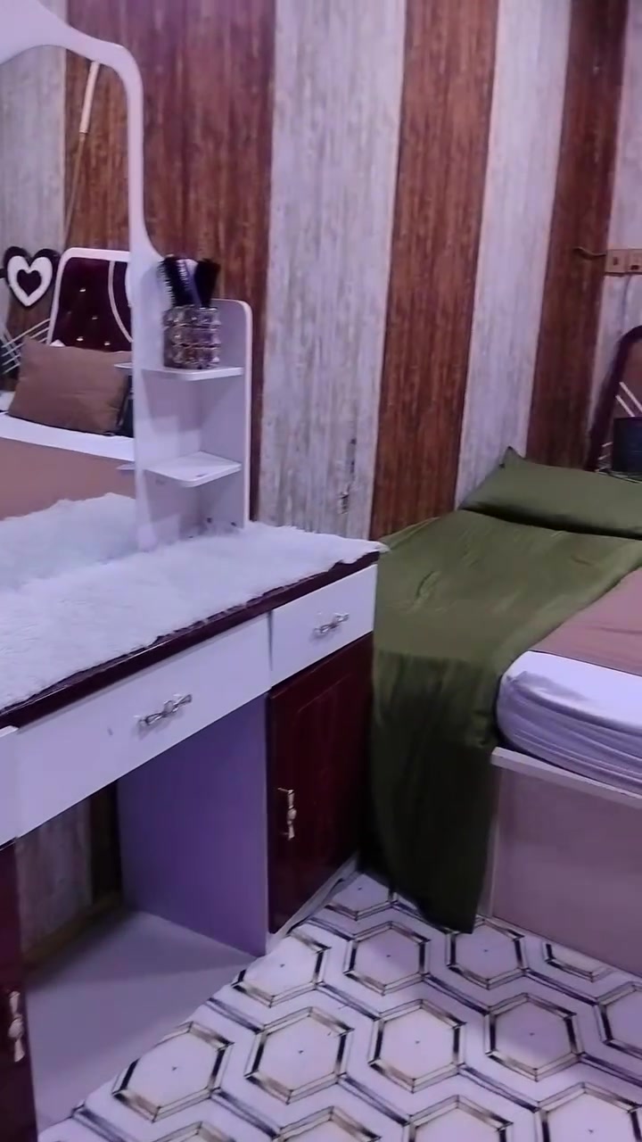 السلام عليكم غرفه تركي مستخدمه سنتين بيه ترتيب جرارات فالته بيبان الكنتور سعر 6500وبيه مجال  الشراي يتصل ع هذا الرقم ***********
