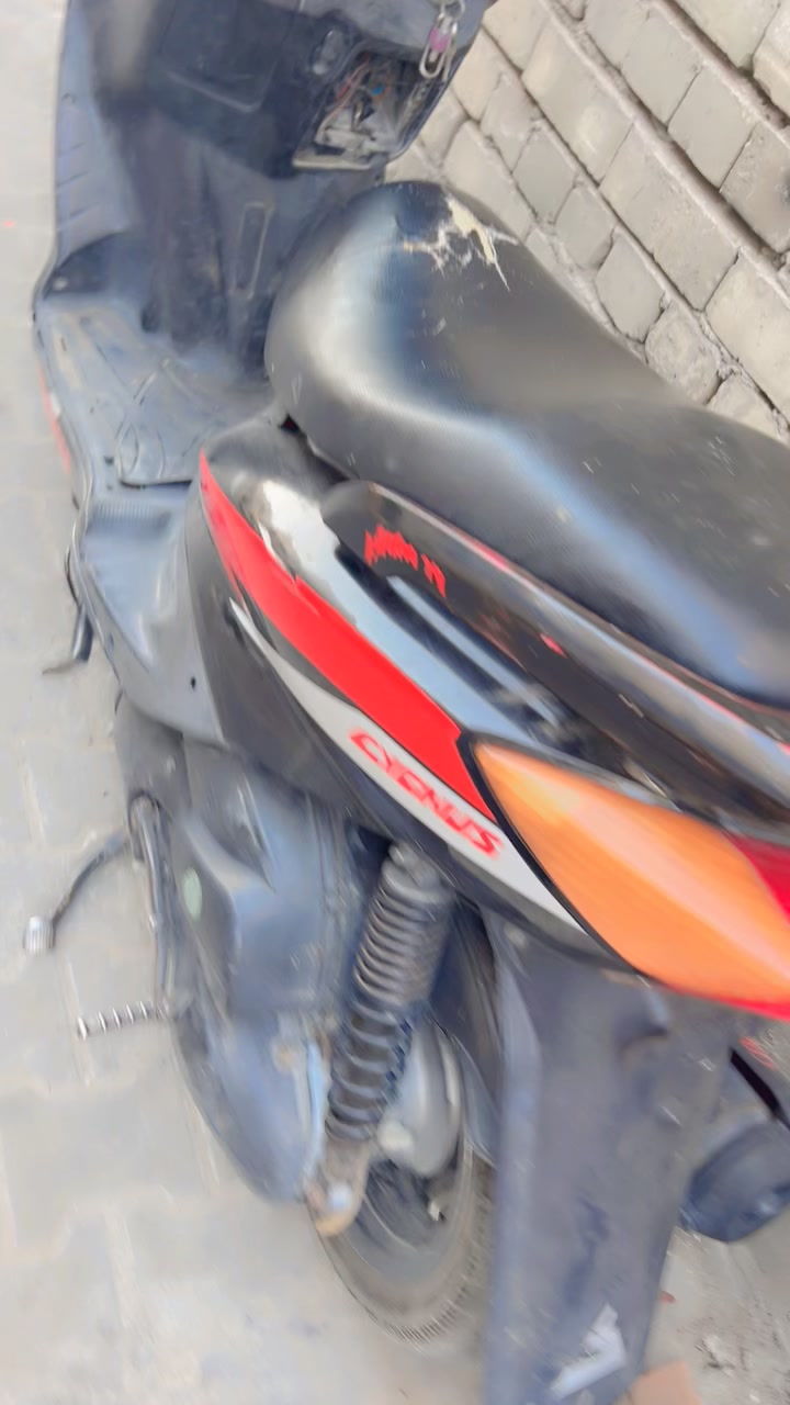سكنس ياباني ١١٠
شغاله ما مكفوله ابيع كوم حديد
بغداد الشعله
هل الأوراق/السنوية/الرقم موجودة لو البيع بدون أوراق نهائياً؟: 
لا يوجد
الكفرات والشاصي والحديد شنو حالتهم؟ بيها ضرب/لحام/تبديل أو بس استخدام عادي؟: 
حاله جيده
كم السعر النهائي، وهل بيه مجال للتفاوض؟ والمعاينة بأي منطقة بالضبط بالشعلة؟: 
قطاع السادس الغربي