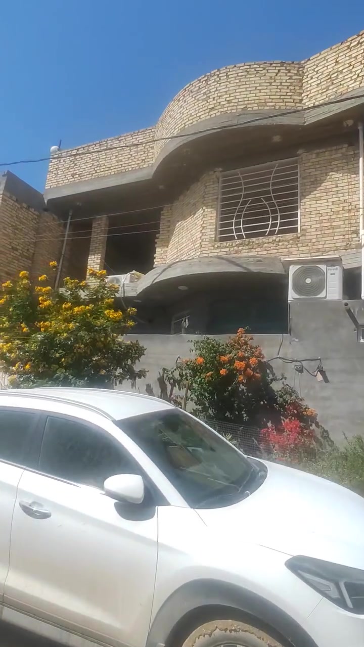 سلام عليكم بيت مساحه ١٢٠ متر مربع طابقين ورديه شارع ٣٠ قرب أسواق دبي طابو صرف مطلوب إسكان ١٨ مليون سعر ١١٥ وبي مجال رقم الهاتف ***********
