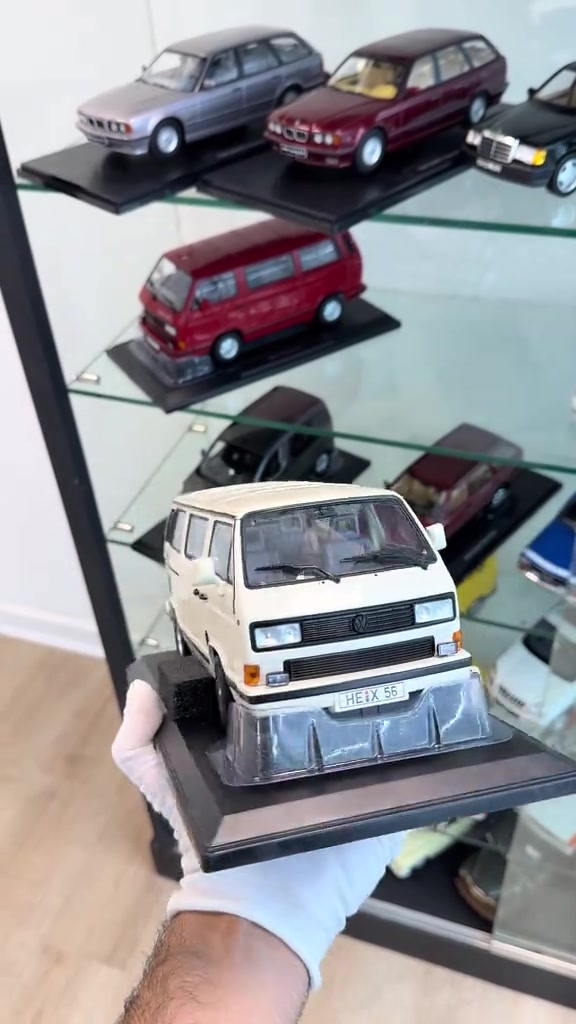 Volkswagen MINIBUS 1992 Brand: Norev Scale : 1/18 Price : 📩  (free delivery inside Erbil) WhatsApp: +9647504702207 ‎التوصيل لجميع مناطق اربيل مجانا ‎گەیاندن بەخۆرایە بۆ ناو شاری هەولێر
