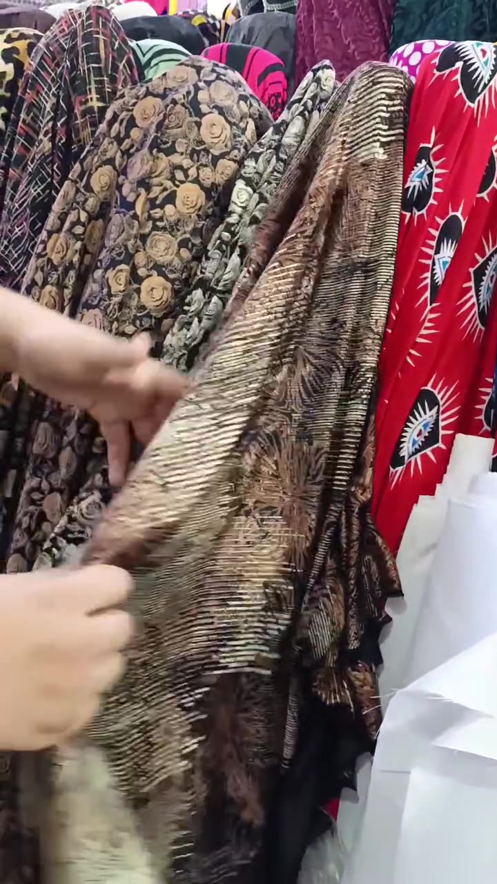 ❄️ متابعينا الغالين، نفتحلكم الموسم الشتوي على بركة الله ❄️
أمهاتنا الغاليات وعجايزنا الحلوات، لا تحترن بالشتوية 🤎
بيت القماش وفرلكم الجديد والراقي ✨
🌸 مهير مشجّر بنوعية راقية جداً، بنقشات وألوان متعددة، وأرقى كلكشن شتوي يليق بذوقكم.
وتكدرين تفصلينه حسب رغبتج:
👗 فستان — 👘 دشداشة — 🧥 سترة طويلة — 🧥 بشت
والاختيار والتفصيل على ذوقج ورغبتج.
وإذا ما تكدرين تطلعين، لا تتعبين نفسج ❤️
اختاري اللي يعجبج وإحنا نوصل لج لباب بيتج 🚚🏠
✨ وانتظروا عروض الشتاء… القادم أحلى وأقوى! ✨
📍 عنواننا: موصل – حي التعليم – جمعية النور – بعد تيم مارت – مجمع بيت القماش
🤎 بيت القماش… نختارلكم الدفاوة والأناقة.

