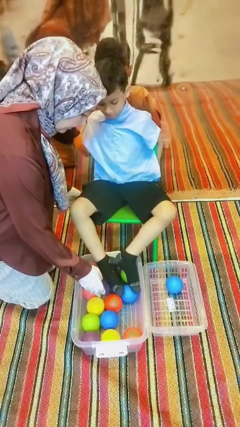 اسم النشاط: التمييز الحسي بين الملمس الناعم والخشن
الهدف: يهدف النشاط إلى تنمية الإدراك الحسي لدى ود من خلال استخدام حاسة اللمس والتعرف على الملامس المختلفة والتمييز بينها، مما يساعد على تطوير الوعي الحسي، وزيادة الانتباه والتركيز، وتعزيز مهارة الاستكشاف والتفاعل مع البيئة المحيطة، وتنمية القدرة على فهم المفاهيم مثل ناعم وخشن. معهد بسماية 
 
📍 سارع بالحجز، 
📞 للاستفسار والحجز: *********** معهد بسماية
