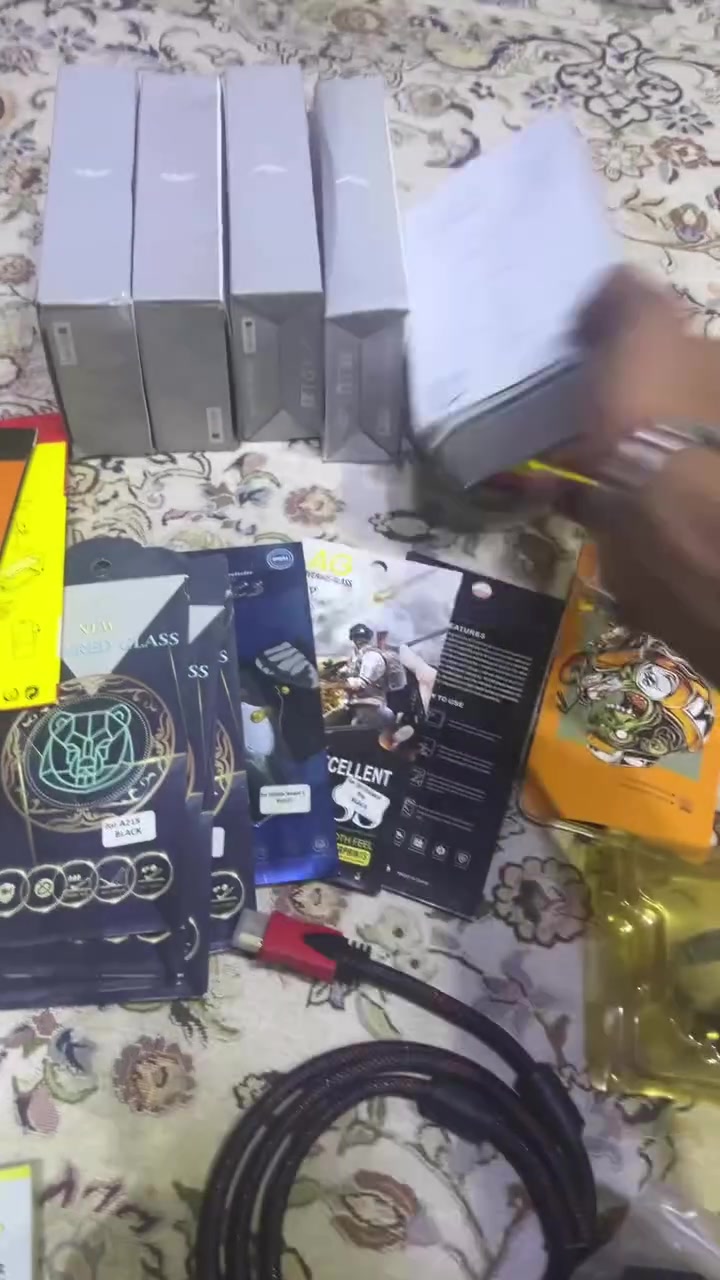 شروة كاملة 
 كفرات انواع
لاصق شاشة موبايل 
بيت شرايح 
قطع حاسبة 
توصالات 
الشروة تعزيلة محل 
كلهة ب200الف 
***********
