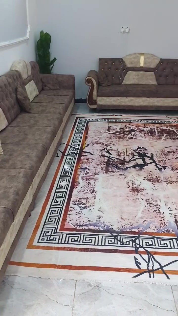 ديوان عشرين متر نضيف 
كلش مرتب سعره ٧٥٠وبي مجال 
تواصل ع رقم ***********
