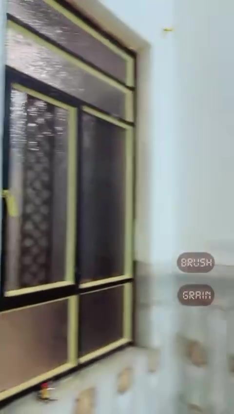 سلام عليكم بيت طابق ثاني درج خارجي يحتوي على غرفتان وصالة ومطبخ وديوانية ومخزن سطحي مدامة شارع مبلط وقريب من المدارس مكان شهداء قرب جامع المرسلين سعر الايجار 300 وبي مجال هذا رقمي ***********
