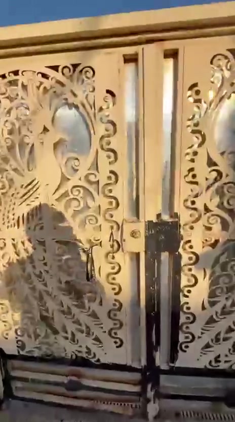 الدار للبيع مساحته,250م  تجاوز ع الشارع واجهته
مجاريه ع الشارع نضاميه كهرباء نضامي مي نضامي 
الدار يحتوي على غرف نوم 2 + صاله كبيره + مطبخ حار بارد + استقبال + صحيات كامله بيت نضيف وجاهز تجي وتشوف بعينك البيت الثاني مقابيل الاول ***********
