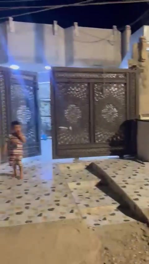 بيت للبيع مكانه وره شارع ٣٠
مساحته ١٥٠ عل ساحه باب البيت التبليط موقعه كلش حلو الي يريده خلي يتصل بي خير ويدلل
***********
