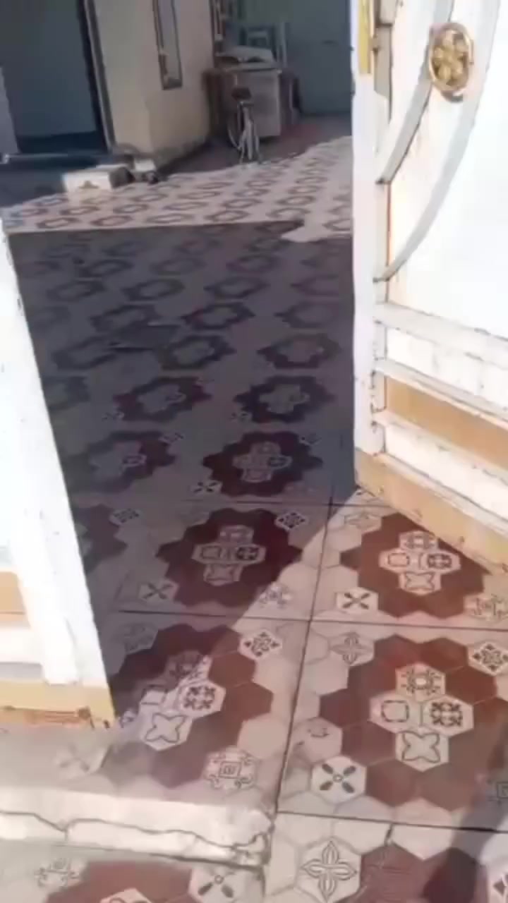 السلام عليكم بيت للبيع طابو صرف مساحه ٢٥٠مترحي العسكري شارع البزل ركن طابق واحد  للاستفسار او الاتصال او مراجعة مكتب جوهرة للعقار حي العسكري الشارع العام مجاور صيرفه حسن ومكتب بدر ***********

