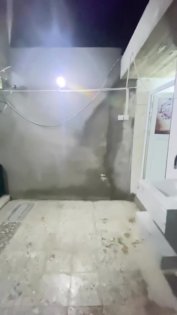 السلام عليكم ورحمة الله وبركاته بيت للبيع ١٠٠ متر ٣ قوط بناء جديد اول فرع مقابل المعلمين ركن مجمع فدك المشتل 
٤ غرف نوم ٣ حمامات لاستفسار ***********
