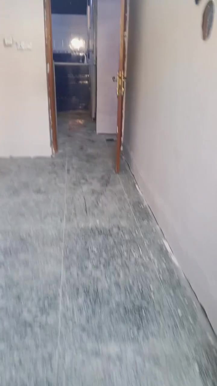 مكلفه بلنشر مشتمل للايجار الشعب شارع عدن بظهر جامع الجهاد شارع الحدادين طرمه مدخلين استقبال مطبخ حولي حمام منور 
الطابق الثاني غرفتين نوم وحولي بدون دلاليه  
المساحه 80 متر  قريب كلش ع الشارع العام مال الشعب

