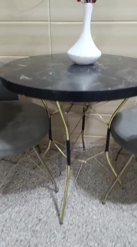ميز طعام للبيع استعمال جدأ قليل تؤاصل واتساب ***********
