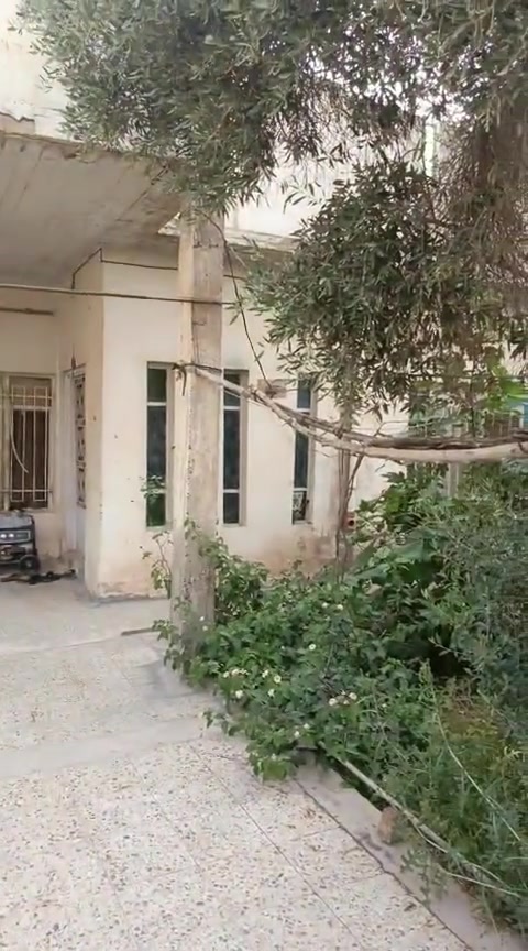 السلام عليكم هذا البيت للبيع وكدامكم مبين بالتصوير ومساحته وبنائه خير من الله وسعره ع الخاص او واتساب *********** عنوانه الحديد حي الأملاك قرب أسواق أبو مقداد

