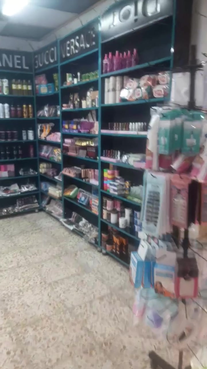 سلام عليكم الغراض والرفوف والستانات كلهن للبيع بمليونين قفل بدون عمله *********** عنوان بغداد شعب
