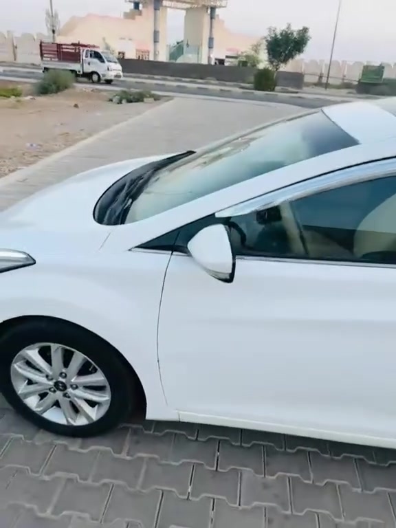 السلام عليكم النترا 2016  خليجي فول مواصفات مكينه 1800 تبريد قطعتين سياره مناقصه اي شي خير من الله رقم واسط وباسمنه سنويه جديده بيه باب الصدر مبدل والجاملغ وشويه من الباب سونار موجود بدون اي دواخل مكاني كوت مركز المدينه للاتصال ***********
