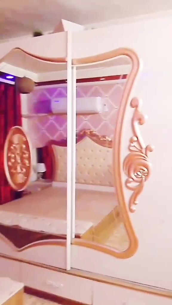سلام عليكم للبيع غرفه تركيه جديده تسع قطع ولا مره مفتوحه من اول شده الها 
سعرها 600 الف 
***********
