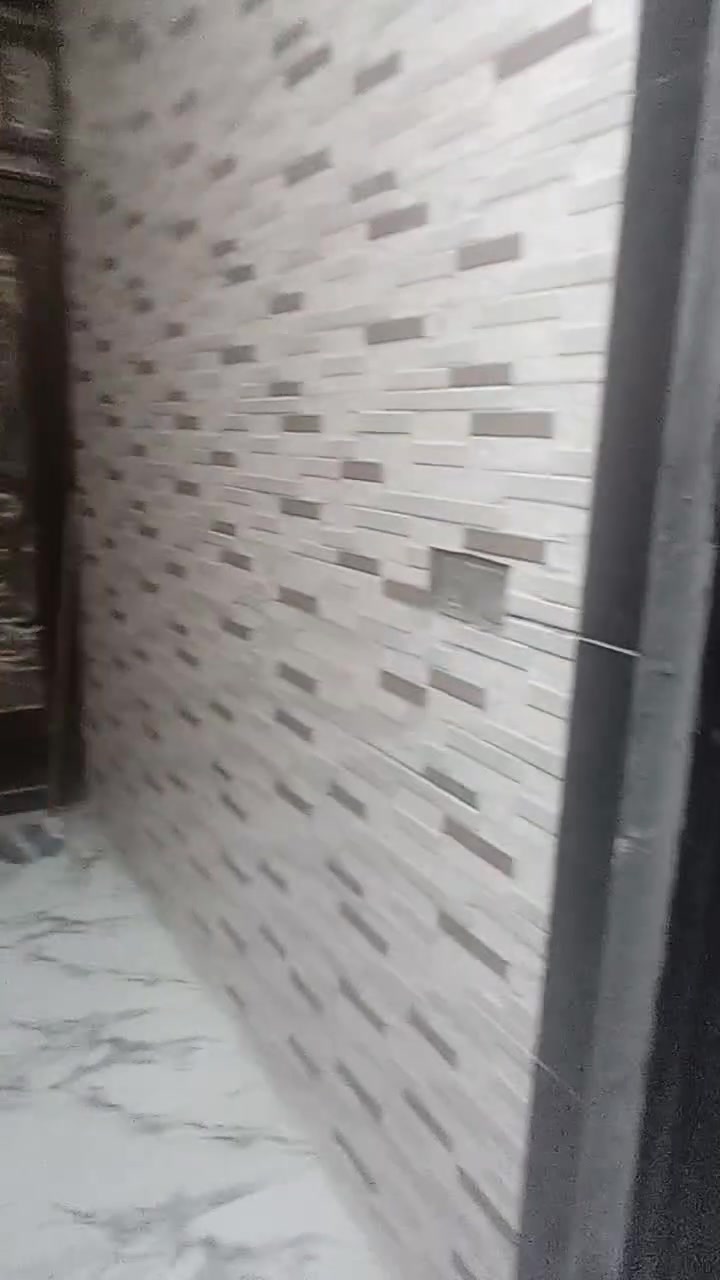 دار للبيع ١٠٠ متر واجهه ١٠ ونزال عشره طابقين الطابق الأول يحتوي على طامه صحيات استقبال ١٠ متر ومطبخ وصالة والطابق الثاني يحتوي على ٣غرف وصالة وصحيات شرقي وغربي وكما موضح في الفديو العنوان الحولي ال ١٠٠ الشبانات للاستفسار الاتصال على الرقم *********** او واتساب على الرقم ***********للعلم البناء بلوك درجة اولى

