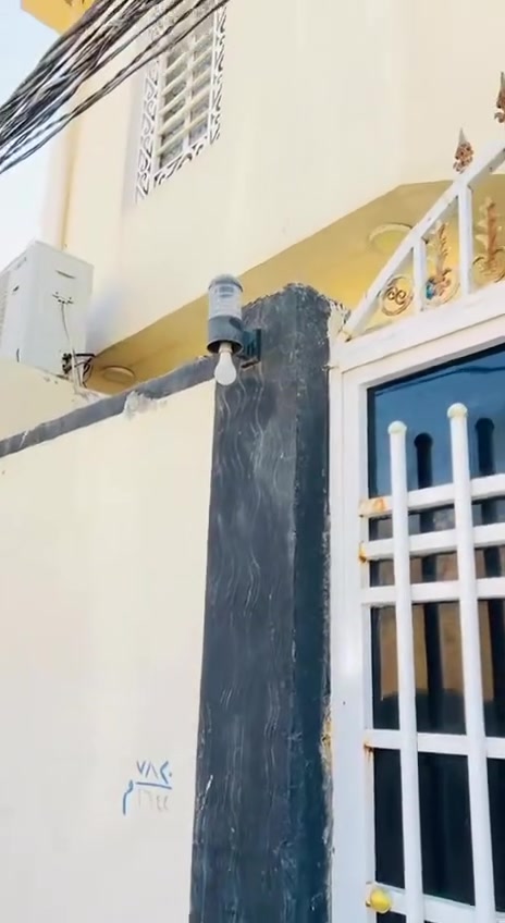 بيت ١٠٠م طابقين شارع المطار القديم مكانه حلو للبيع مع الاثاث اوبدون الاثاث السعر خاص للتواصل ***********

