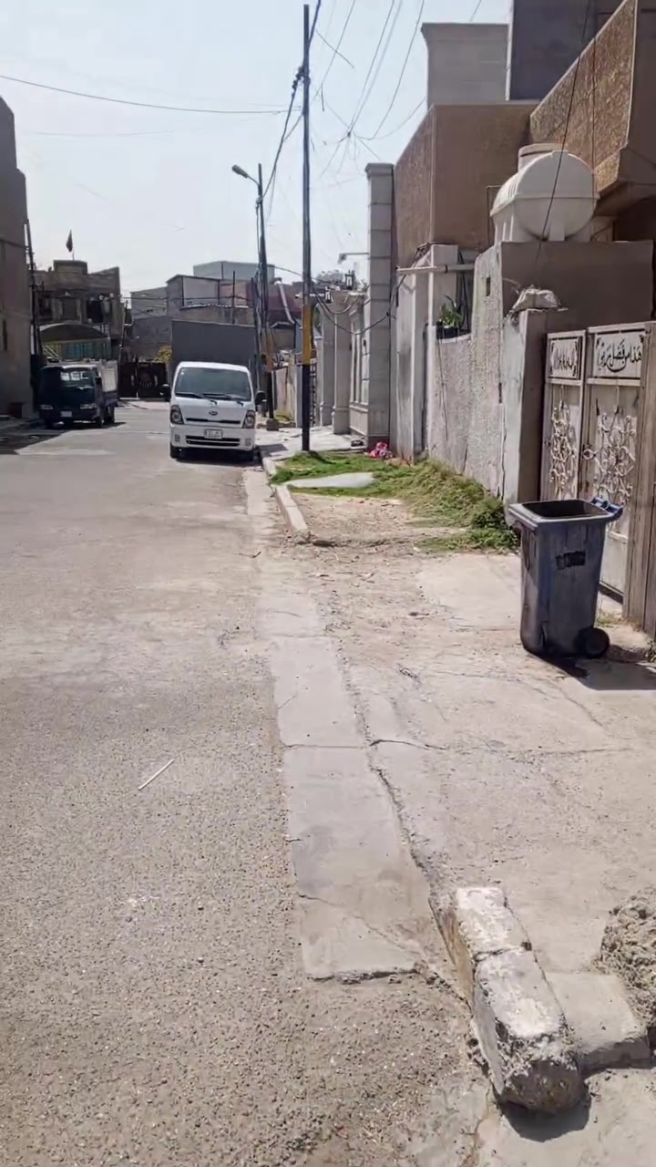 بيت مساحته ٣٢٢ متر الموقع الكمالية شارع ٧٠ مقابل مدرسة المعارف الأهلية سند طابو صرف رسمي باسمي يحتوي البيت على حديقة وكراج يتسع ٣ سيارات الطابق الأرضي هول واستقبال ومطبخ كبير وغرفتين نوم مع مجموعة صحيات داخلية وخارجية والطابق الثاني يحتوي على ثلاثة غرف نوم ومجموعة صحيات مع وجود منور  يحيط بالبيت للاتصال واتساب  ***********
