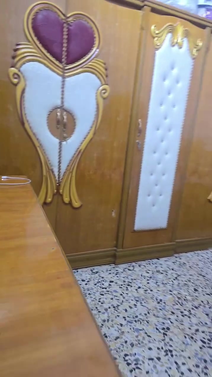 غرف صاج  تكمه جديده نضيفه 
كنتور ٥ ابواب البنص ٤ تقسيمات والثاني تعلاكه وتقسيمه 
والثالث تقسيمتين   سعرها ٦٥٠وبيها مجال 
عنوانها بغداد حي اور قرب جامع مجيسر الرقم ***********
