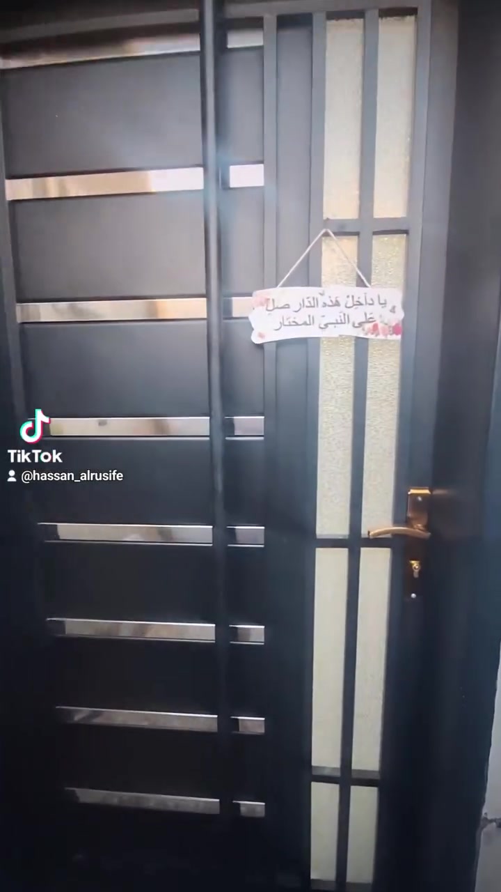 🏠 نصف قطعة للبيع – مدينة الصدر / قطاع 29

📍 الموقع: مقابل قطاع 30
ثاني فرع من جهة سوق الطباخات، ثاني باب من الركن – فرع المولد.

💰 السعر: 129 مليون دينار

📌 ملاحظة:
أول شيء نذكر السعر حتى يكون الموضوع واضح للجميع.
إذا البيت عجبك وحاب تشوفه، أهلاً وسهلاً. وإذا ما ناسبك، تجاوز الإعلان بكل احترام.

🏗️ تفاصيل البناء:

- سنة البناء: 2025
- تم إكمال البناء في شهر 5 / 2025
- الأرضية مرفوعة ومصبوبة بارتفاع 70 سم
- حديد تسليح أبو الأنج
- سمنت مقاوم
- رمل مفحوص
- الطابوق خالي من الأملاح

🚰 المجاري والسباكة:

- مجاري أمل شريف + البركة
- بواري ألماني + إماراتي
- خلاطات تسكا الإيطالي
- تأسيس غربي وشرقي

⚡ الكهرباء – من أهم نقاط البيت:

- كهربائيات أورجنال سنتر
- جميع النقاط بضمان مدى الحياة
- كلوبات السقف من أورجنال سنتر
- توزيع إنارة مدروس ومثالي لكل غرفة

❄️ التبريد:

- تأسيس سبالت ببوري حفر
- تأسيس التقطير حفر

🎨 التشطيبات:

- البياض جص فلوجة، شغل مرتب جداً
- الصبغ أوتشننو الياباني
- فتحات تهوية
- سيراميك قص ليزر
- أرضيات بورسلين درجة أولى

🚪 الأبواب والشبابيك:

- باب الاستقبال باب قاصة
- جميع أبواب البيت تركي مضغوط وعازل للصوت
- شبابيك ألمنيوم عازلة للصوت

🛁 الحمامات:

- 3 حمامات بتأسيسات كاملة
- حمام داخلي ضمن الصالة

📐 التوزيع والمساحات:

🔹 المدخل:

- تواليت خارجي
- طرمة بعرض 1.60 م

🔹 الاستقبال:
3.75 × 4.5 م

🔹 الصالة:
5.5 × 3.75 م

- مطبخ داخلي
- منور للمطبخ
- صالة
- حمام داخلي

🔹 الطابق الأول:

- غرفة
- طرمة
- سطح مبلط بالكاشي، وليس شتايكر
- تم رفع أضلاع غرفة ثانية بالمقدمة

🔹 الملحق:

- بيتونة بيها ملحق 3 أمتار
- ممر 2 × 6 م
- المساحة تقريباً تعادل غرفة إضافية

🏡 البيت جاهز للسكن ومتشطب بالكامل، وصاحب البيت يقول:

"الله يشهد تعبت عليه بكل معنى الكلمة، ومتصرّف ألف عليه."

🎥 الفيديو موجود

💰 السعر: 129 مليون دينار

📞 للجادين والتفاصيل:
*********** – أبو فرح
