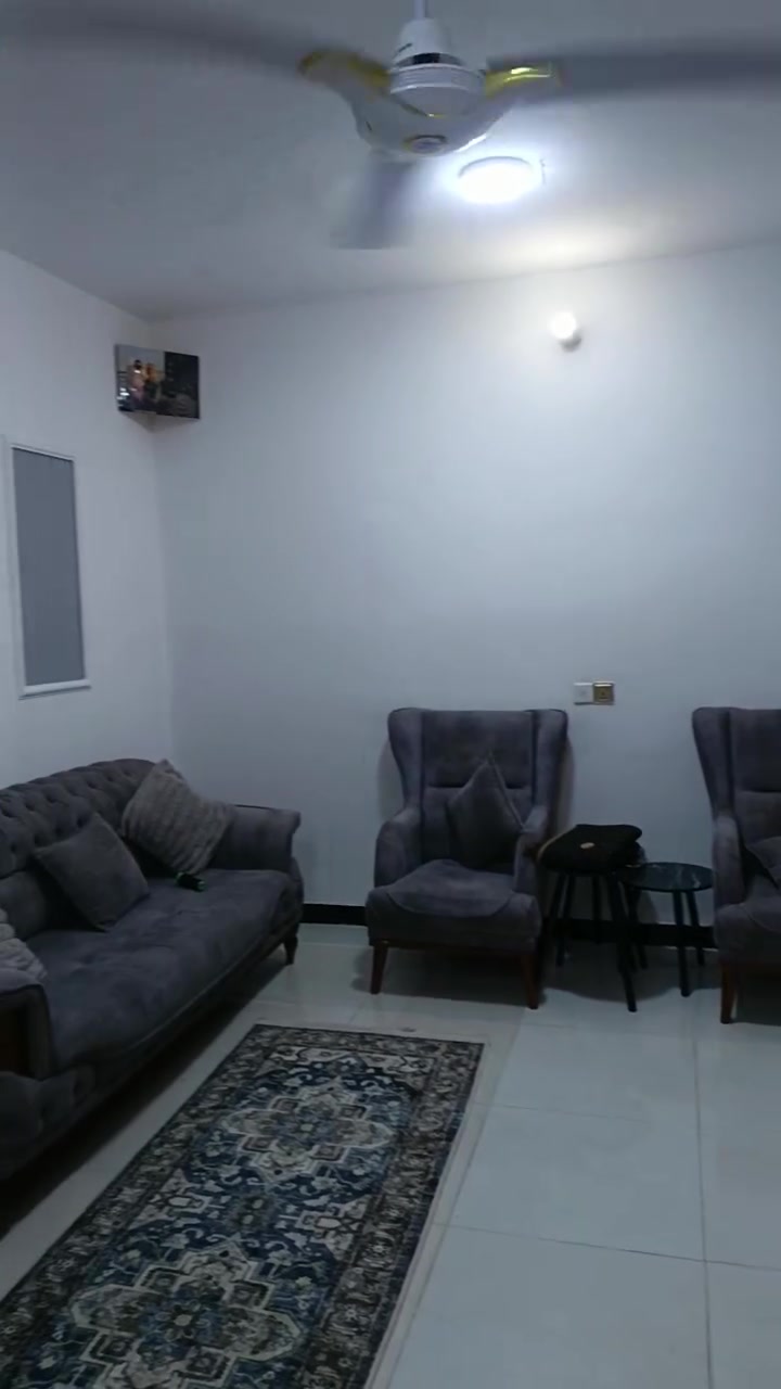 سلام عليكم بيت للبيع حواس شارع المعرض حجي ناطق مساحه 200 متر البيت على شارعين شارع الدامرجي وشارع المعرض يبعد عن شارع 100 متر مبني قاط ثاني هيكل 
الشارع كامل خدمات ***********
