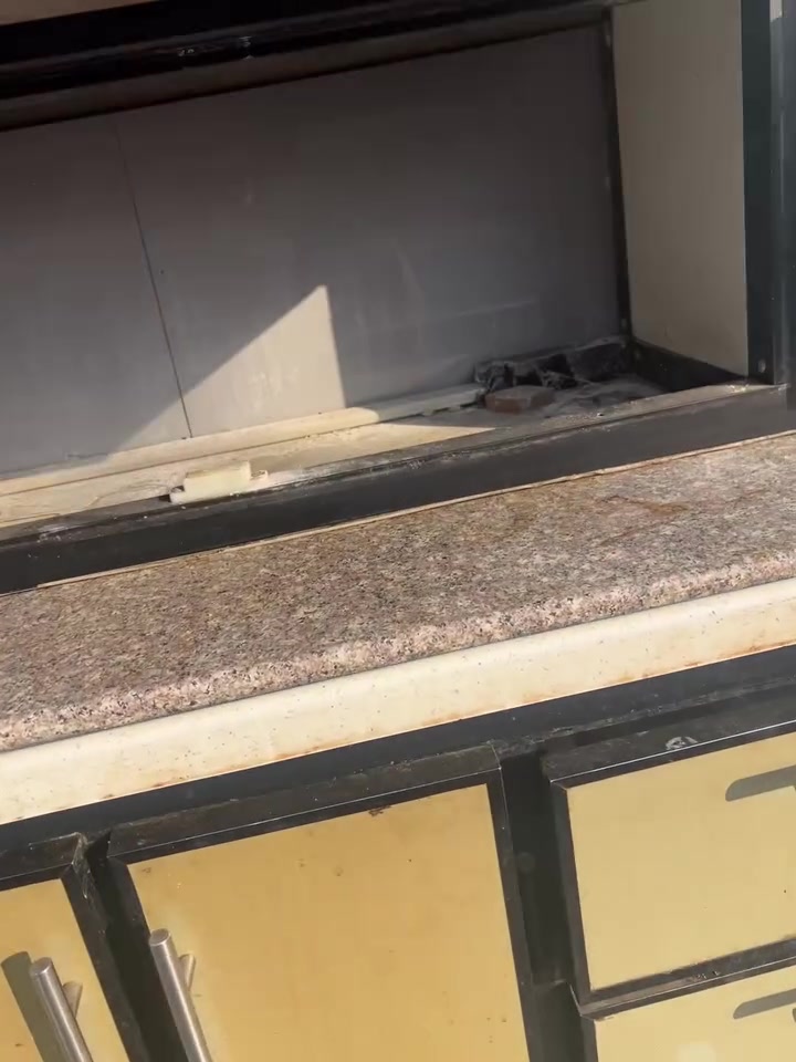 سلام عليكم كاونتر البيع مع سنك البيع 3قطع/*********** وسعره جدان مناسب 150الف
