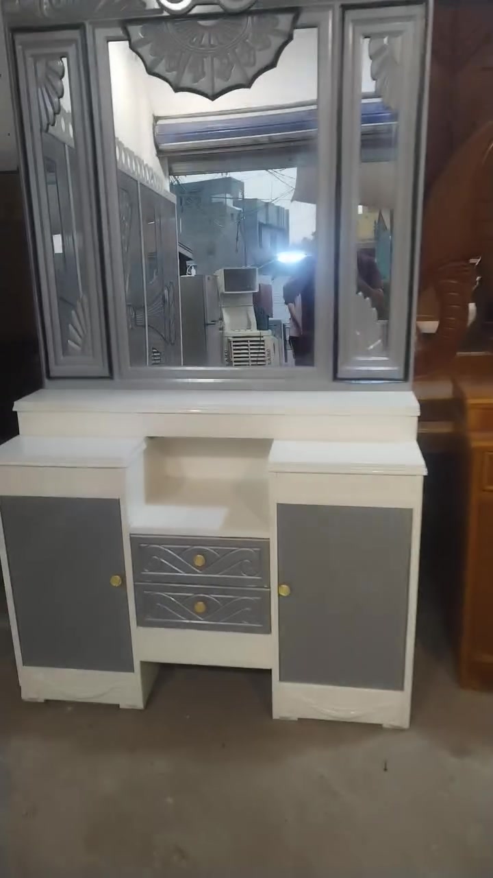 غرفت نوم عراقيه اخت الجديده ستعمل شهر واحد ألوان السعر كلش حلو العنوان شفته شارع المفوضية قرب مولد نصوري ***********
