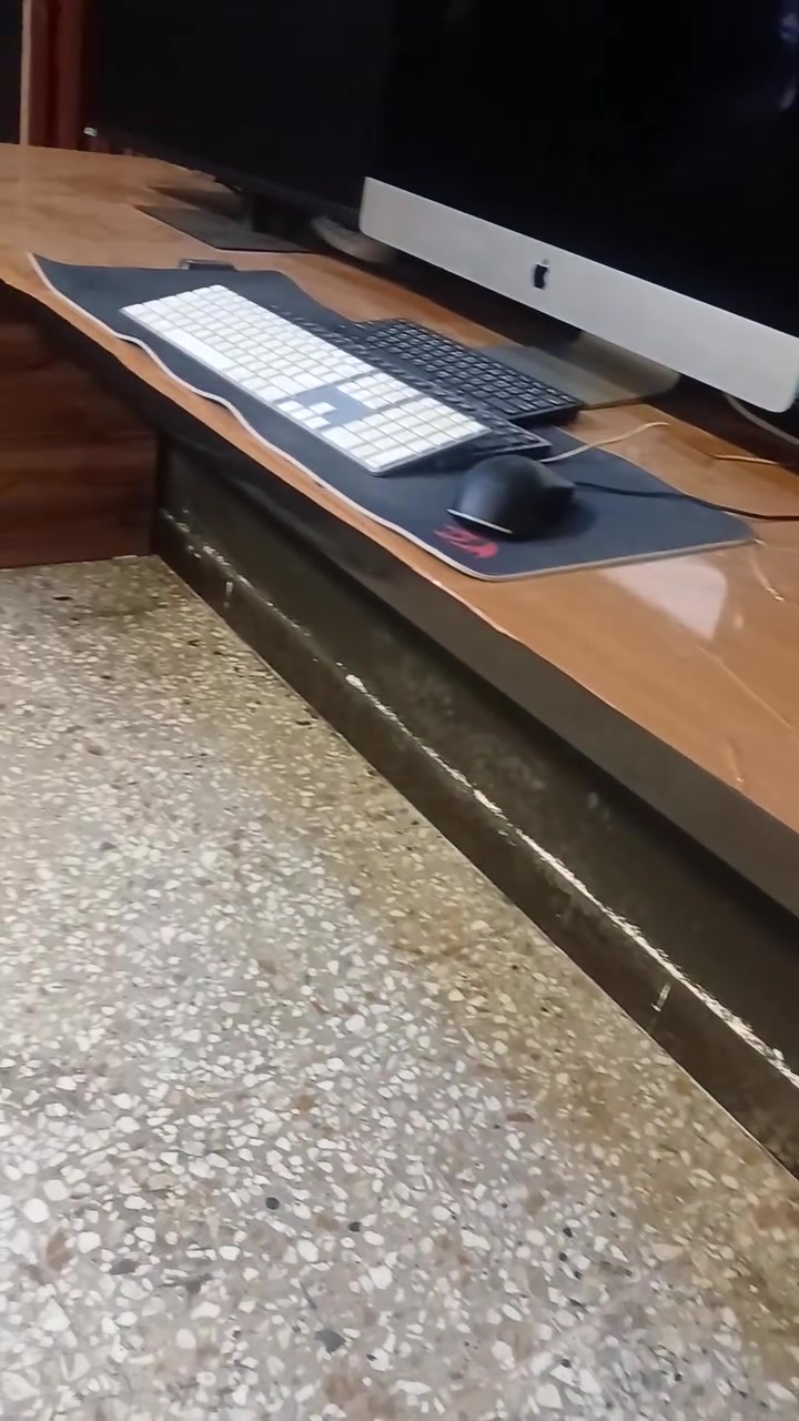 السلام عليكم عندي هذا الميز تفصال  mdf الطول 80  والعرض 260 هذا اني مجلده حتى احافظ عليه مع شاشات عدد ٢ سامسونج بعدها بالضمان مواصفات الشاشات موجودة بالصور للاستفسار مراسلتي ع وات ساب ***********
