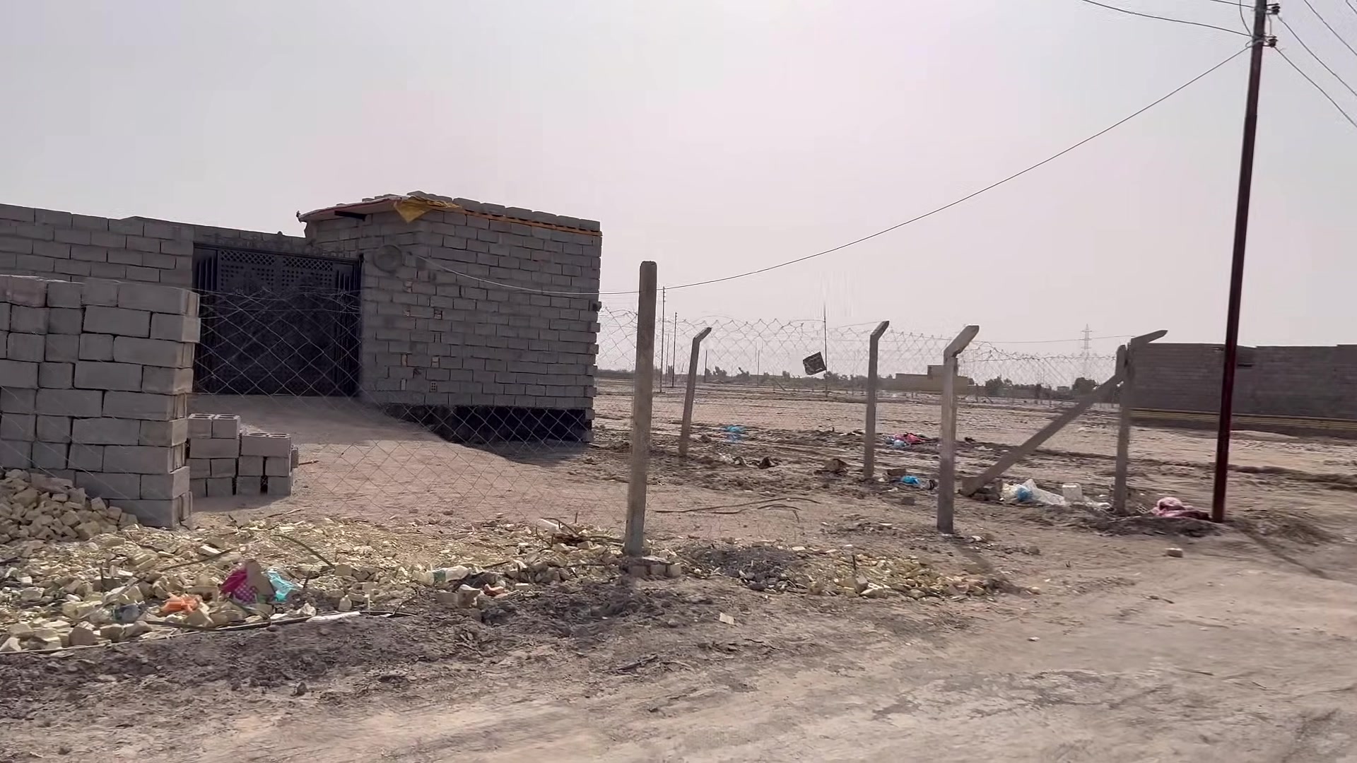 السلام عليكم احبتي 
هيكل بحي الجوادين النزله الثانيه بشارع حسن نصرالله وره المستوصف الهيكل يصير بصف ركن المساحه 250 متر البناء 125 متر وال125 مقابيله مسيجه بي ارسي البناء فقط غرفه ومطبخ وصحيات السقف سندويج ماي وكهرباء جاهز السعر 18 ☎️***********☎️ واتساب

