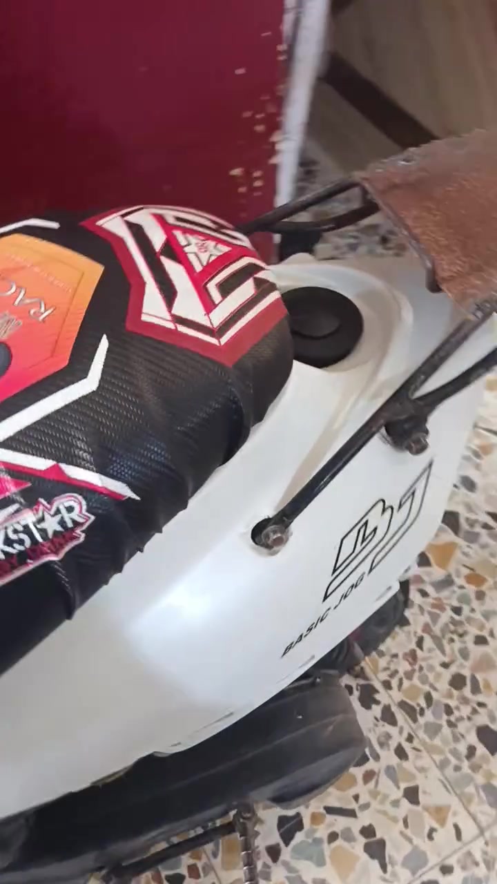 سلام عليكم دراجه  لبيع دراجه نضيفه ما بيهه يعطل بس بنجره تاير لوره سعر 150 بيه مجال شراي راسلني

