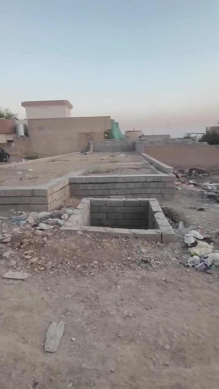 ارض للبيع في حي الزيتون قرب مدرسه الزيتون المساحه 150 متر الواجهه  الواجهه 7 والظهر 6 العمق 25 مكعبه كامله رقم الهاتف***********
