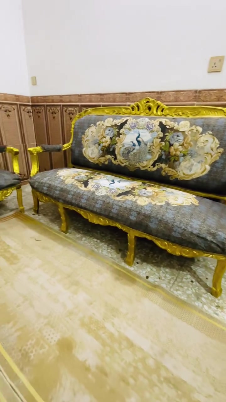 تخم زان ملكي ثكيل ١٠ مقاعد نضيف جدآ اي ضرر ما بيه وياه مفرش هديه السعر ٢٥٠ وبيه مجال العنوان البلديات الرقم ***********
