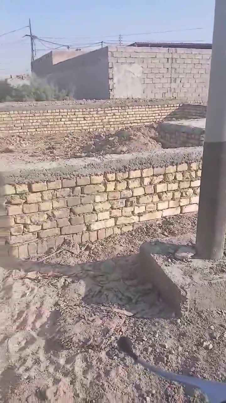سلام عليكم بتلو  مدفون وجاهز صب كونكريت مساحته ٢٣٠ متر بيه ديوانيه ٩ب٤ وغرف نوم ٢.   ٦ ب٤ وصاله ٨ ب٤ وصحيات  يقع بحي العدس قرب النعوميه  خلف بيت سيد فيصل الغنيماوي شارع رئيسي وكهرباء وماي بالباب الشراي يتصل  ***********
