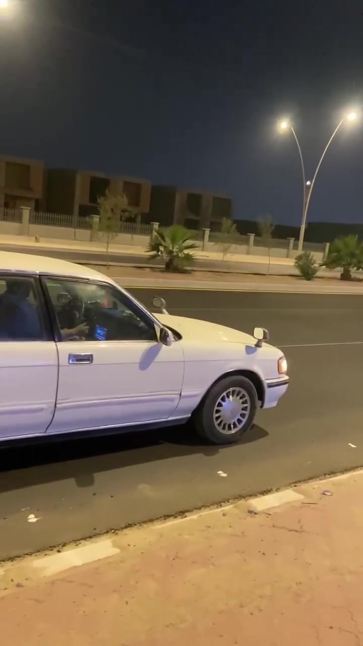 السلام عليكم 
سيارة تويوتا كراون مديل 2000 للبيع 
السيارة معمر تعمير من الصفر تخم تايرات مكينه جديدة  تبريد شغال الدواخل جدد سنويه جديدة تنتهي 2030 السيارة بسمي رقم انكليزي  مكانها البصرة منطقة حمدان للاستفسار *********** سعرها 55 وبيعا مجال للطيبين
