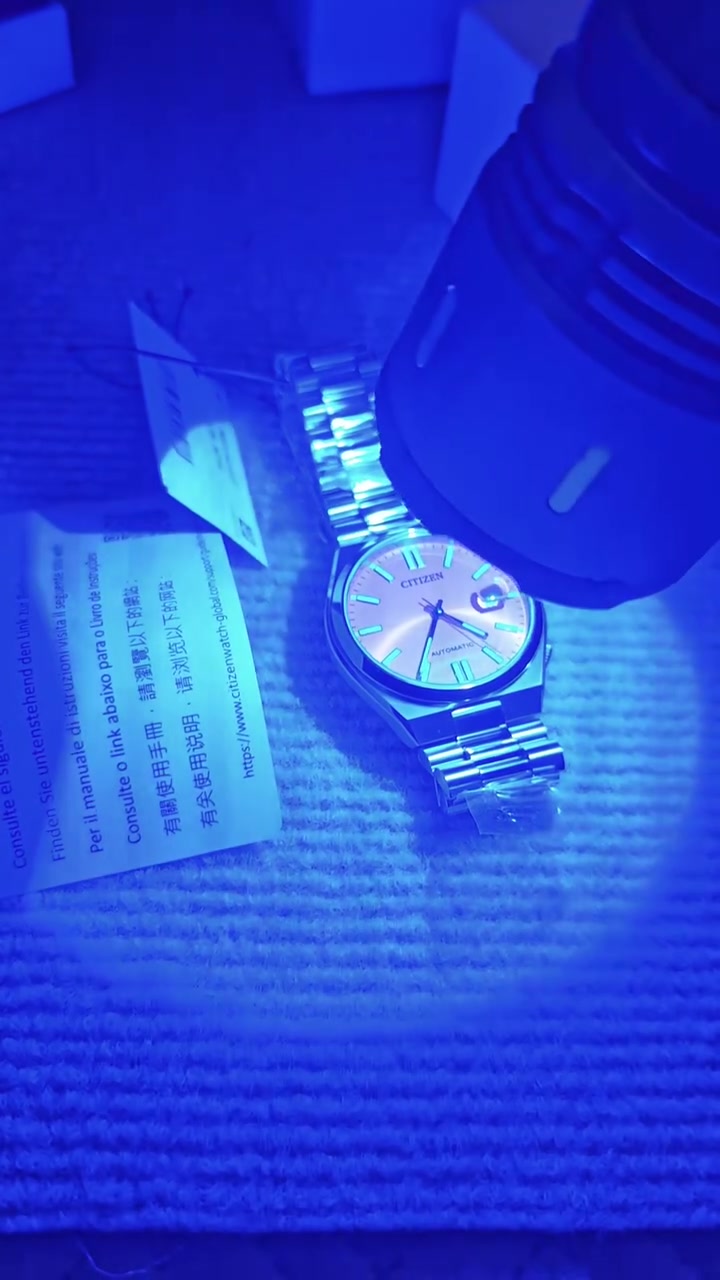 يا الله
ساعة سيتيزن تسويوسا أوتوماتيك (Citizen Tsuyosa Automatic، المرجع NJ0151-88Z أو الطرازات القريبة منها بمينا برتقالي/أصفر زاهٍ)، وهي ساعة رجالية ميكانيكية رياضية بتصميم عصري فاخر.أبرز المواصفات:حجم الهيكل: 40 ملم من الستانلس ستيل المقاوم للصدأ مع سوار مدمج ومريح.الميناء والزجاج: ميناء بلون برتقالي مميز مع زجاج من الياقوت (Sapphire Crystal) المقاوم للخدش، يضم عدسة مكبرة لنافذة التاريخ عند موضع الساعة 3.الحركة (الماكينة): حركة أوتوماتيكية ميكانيكية (عياّر ميوتا Calibre 8210) باحتياطي طاقة يصل إلى نحو 42 ساعة، ومقاومة للماء حتى عمق 50 متراً
***********
