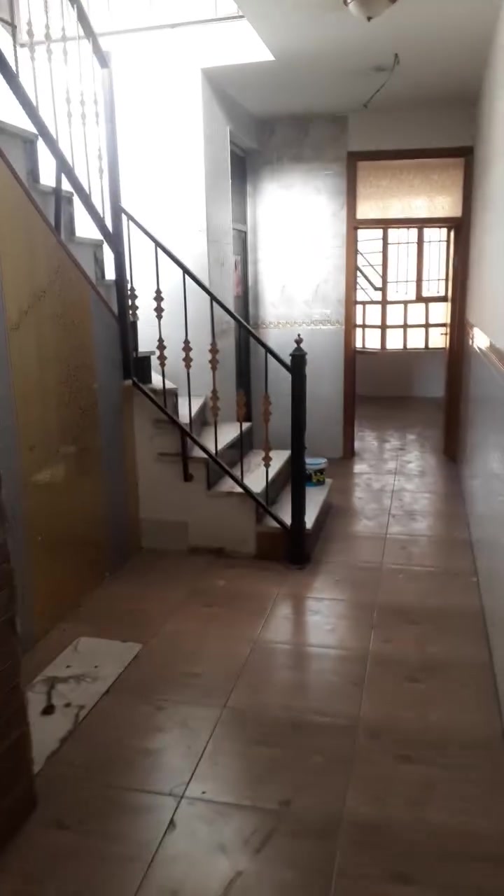 بيت للايجار طابق ثاني له درج خاص معزول غرفه واحده وهول ومطبخ حولي وحمام 
المكان الأمين الثانيه قرب مدخل القناة الاول 
 الإيجار ٣٢٥ ألف 
للإستفسار ***********
