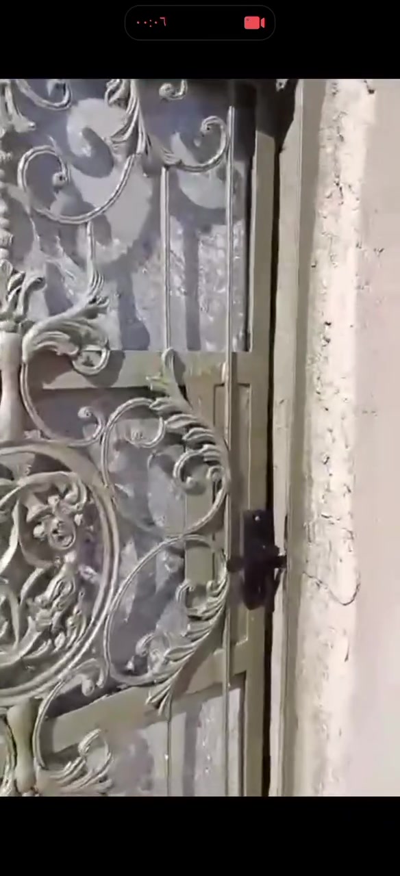 بيت للبيع  وقف سني اصولي مسجل بالوقف المنطقه كوت ثويني مقابيل صناعية حمدان المساحه 114يحتوي اربعه غرف وحمامات العدد 3 عرض الشارع 12م قريب  على الشارع العام خمسه دقايق السعر 65 وبي مجال إستفسار خاص
