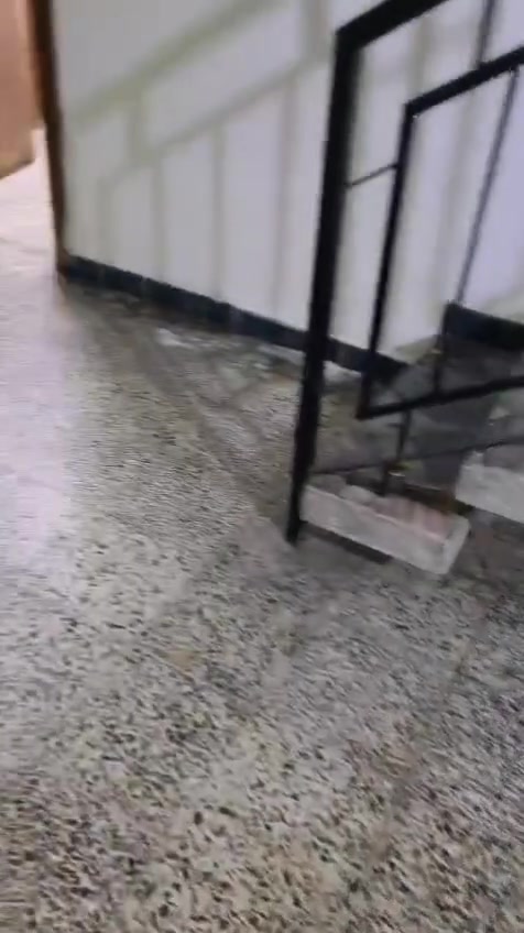 بيت للايجار في منطقة العزيزية خلف مستشفى الصفوى الاهلي مساحة البيت 400م يحتوي على گراج وحديقة الاتصال على الرقم 0781579227
