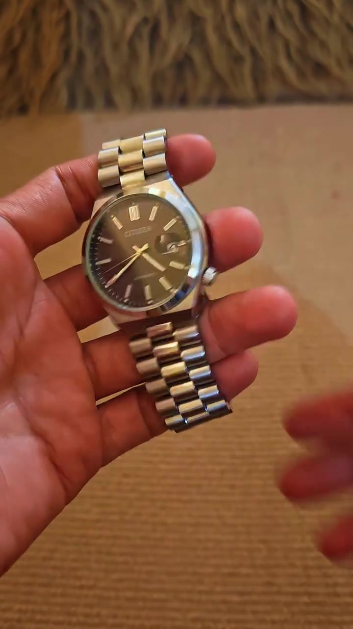 يا الله
ساعة سيتيزن (Citizen)، وتحديداً من مجموعة تسويوسا أوتوماتيك (Tsuyosa Automatic) الشهيرة.المواصفات الأساسية للساعة:نوع الحركة: أوتوماتيكية (تلقائية) تعمل بحركة المعصم.قطر العلبة: 40 ملم.مادة الصنع: فولاذ مقاوم للصدأ (ستانلس ستيل) للعلبة والسوار.تصميم المينا: مينا باللون الرمادي الداكن مع عقارب ومؤشرات ساعات ذات لمعان ذهبي أنيق.نافذة التاريخ: تقع عند مؤشر الساعة 3 مع عدسة مكبرة لقراءة التاريخ بسهولة.مقاومة الماء: مناسبة للاستخدام اليومي البسيط ورذاذ الماء (حتى عمق 50 متراً).
***********
