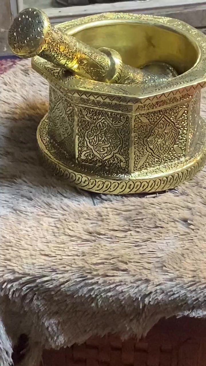 السلام عليكم هاون شغل يهودي منقوش تحفه فنيه  مضلع ثقيل جدا ***********
